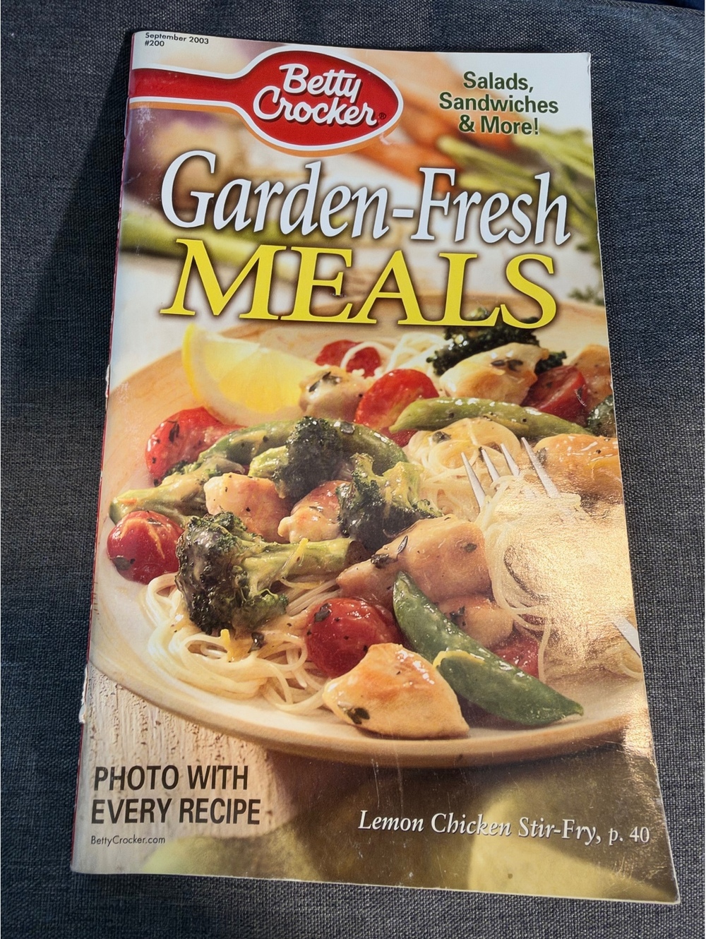 Betty Crocker Garden-Fresh Meals Cookbook - Salads, Sandwiches & More, September